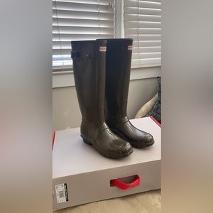 Excellent condition Hunter Swamp Green Tall Boots size 10